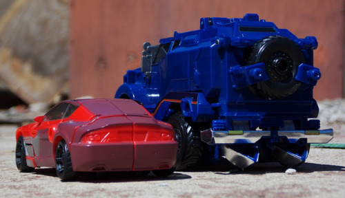 thegoddamnwordsmith: “Fight?”“Mmm, drive.” Deluxe Knock Out and AM-12 War Breakdown - Transformers: Prime 