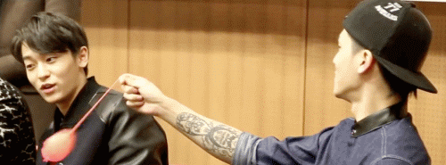 milktealimesoda:  minsoo being himself showing the b’day boy some “love” 