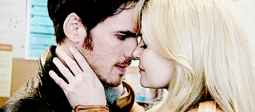 captainswaan:#let’s take a moment or several to appreciate emma caressing killian’s face (✿◠‿◠)