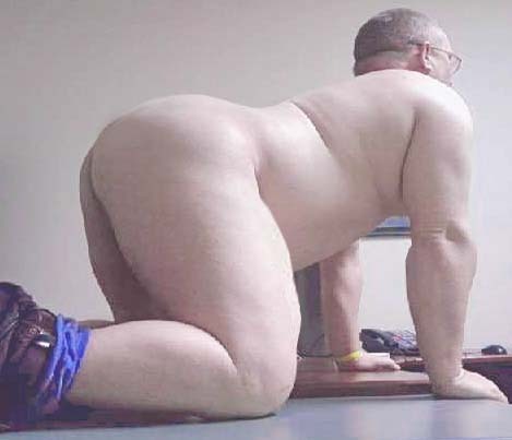 scream2013:  megabaerchen:  thebigbearcave:  DO CRACK! volume #15  Ein sehr geiler Chubby!! Würde mich gern mal mit dem beschäftigen!! 