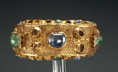 theancientwayoflife:~Bracelet.Culture: RomanPlace: Roman EmpireDate: A.D 250 - 400Medium: Gold, emer