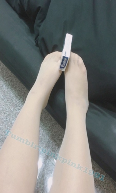 pinkpink1991: 小花分享今天發生的有趣的事情~  今天打仙境傳說打到一半， 我哥哥突然叫我幫他拿桌上的香菸， 可是我的手非常忙碌的再打仙境傳說， 我就用我的腳從桌上把香菸夾給我哥！ 我哥用