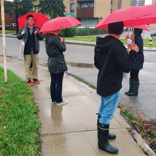 The rain can’t stop @MattAGrant and his team from knocking today. #lpc #cdnpoli #elxn42 #yycco