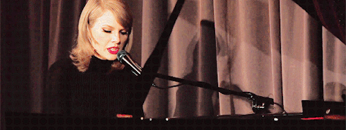 tswiftnet:Taylor Swift performs Out of the Woods at the Grammy Museum on September 30th, 2015.