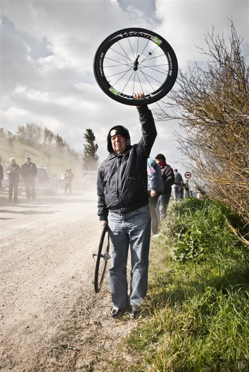 fuckyeahcycling: Strade Bianche 2014 // need a wheel? (by francescob82)