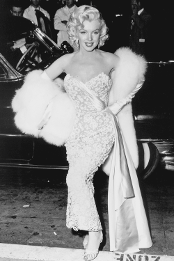 missmonroes:  Marilyn Monroe at the premiere