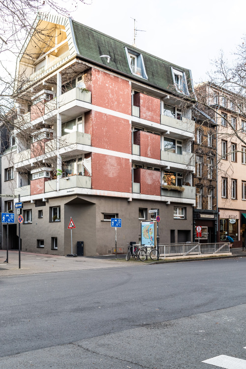 neven-dumont-straße // köln neumarkt viertelpost-war modern house in which the balconies 