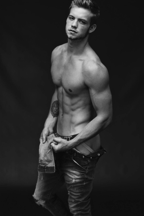 amazingmalenudity:    Dustin McNeer   