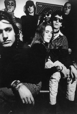 huilendnaardeclub:The Velvet Underground with Andy Warhol, Mary Woronov and Gerard Malanga, 1966