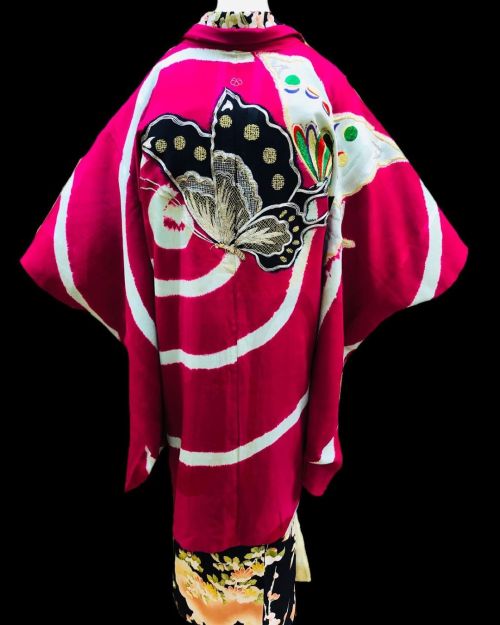 Lively antique haori with HUGE fluttering butterflies (seen on)