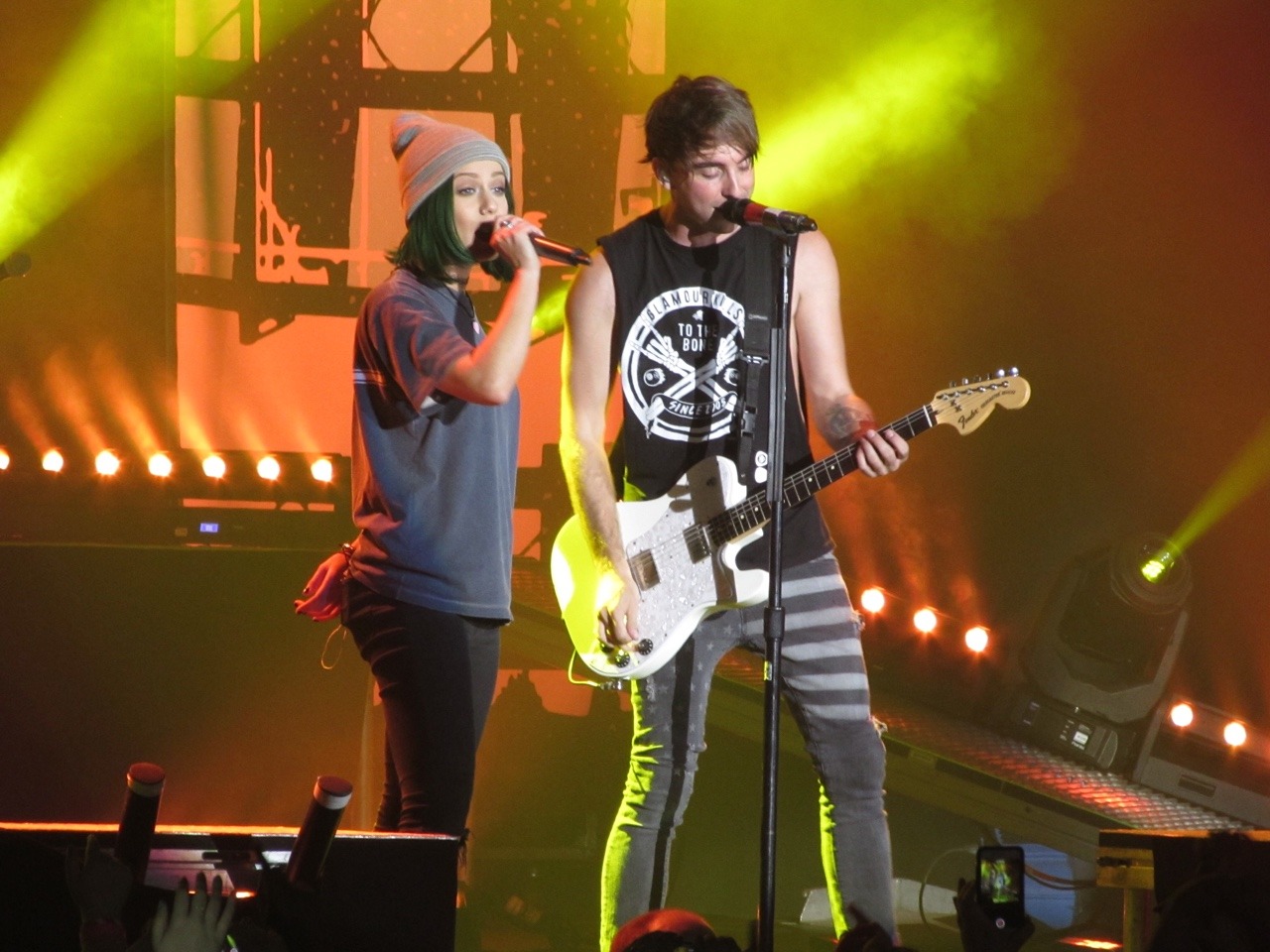 hlayyx3:  Alex Gaskarth and Jenna McDougall killing it on “A Love Like War” ❤️🎤