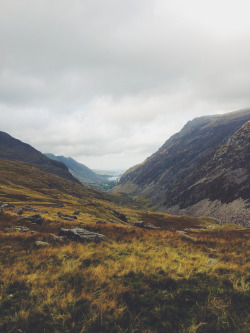 freundevonfreundentravel:  This photo was taking by Franki, one part of British crafts brand Francli, during a birthday hike up Snowdon mountain. Photography: Francli 