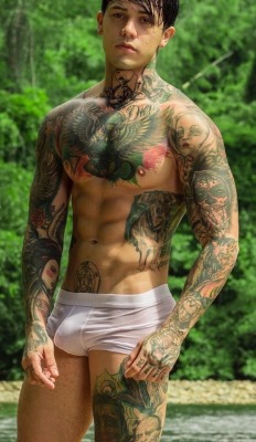 mcaldero:  badfasadeboy:  Damn, this tattooed guy so hot. I would like read, what is write on his dick😁😁😁  Guapo Muchacho tatuado y en TRUSA BLANCA 