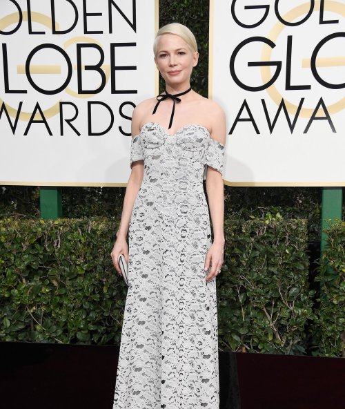 We adore Michelle Williams’ look on the Golden Globes red carpet! She’s nominated for Best Supportin