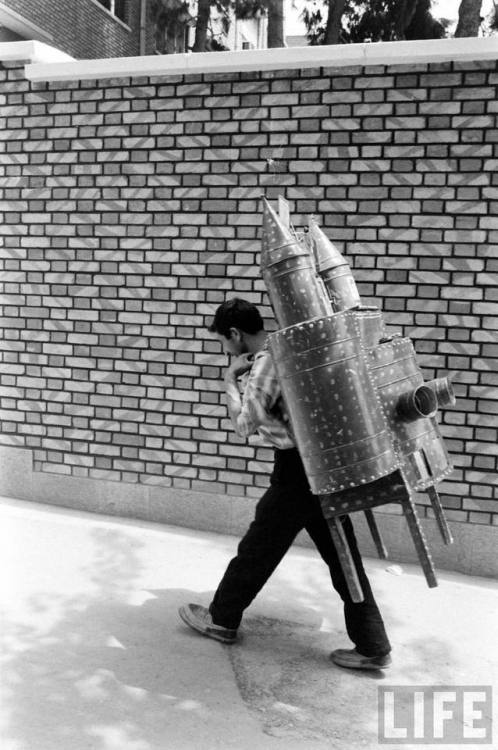 Street vendor with a portable movie theatre(Michael Rougier. n.d.)