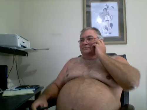 willibrown70:  justmykindofdad:  Daddies on cam, 100% free, join here  I would ride him right there in his chair, he is fucking sexy!
