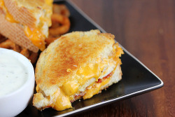 foodffs:  CHICKEN BACON RANCH GRILLED CHEESE