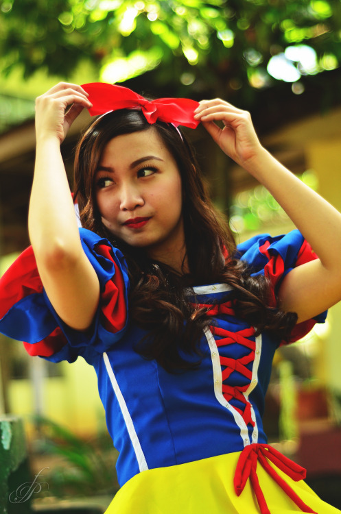 fayepalad:  Snow White Cosplay (by Miles Moreno) Photo by x