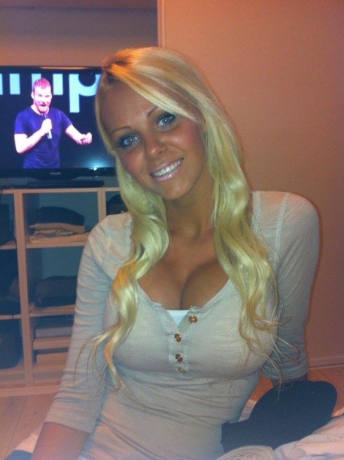 likethemsoftanddumb:  I don’t normally go for the orange spray tan bimbo, but this one appeals to me. Maybe it’s the fact that she can blend into the wall behind her with almost perfect camouflage. Maybe it’s being able to fulfill my long repressed