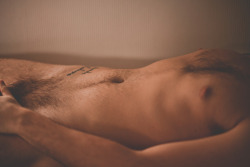 shirtlessboys:  Bare. (by francisjsmith)