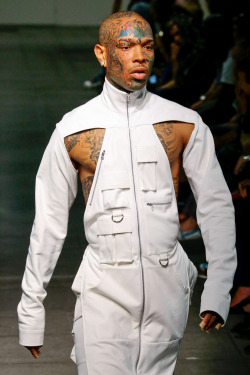 ohreinababyy:  monsieurcouture:  Hood By Air S/S 2016 Menswear New York Fashion Week  Can I have both   ughhhhh so gr8