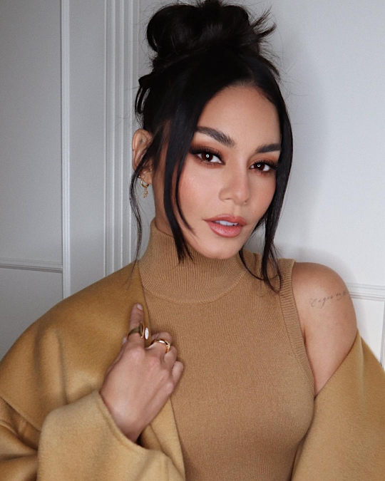 femalestunning:vanessahudgens: Cozyyyy