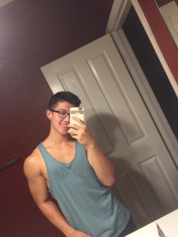 ch-i-ang:Bruh I deadass only have one mirror in my house but 🤷🏻‍♂️felt thicc as fuh today