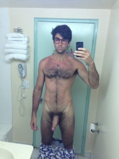 biblogdude:  A cock you can’t say no to realguyswithphones:  amateurs-gay:  François79, Marseille, France. Salut les mec, je suis hétéro mais je ne cacherai pas lorsque je suis en voyage j’aime bien les plans suces dans les toilettes publics des