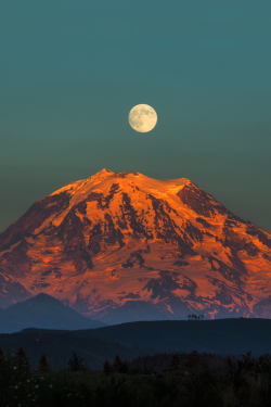 vurtual:  Full moon over Mt. Rainier (by