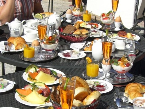 willkommen-in-germany - Sektfrühstück (literally ‘champagne...