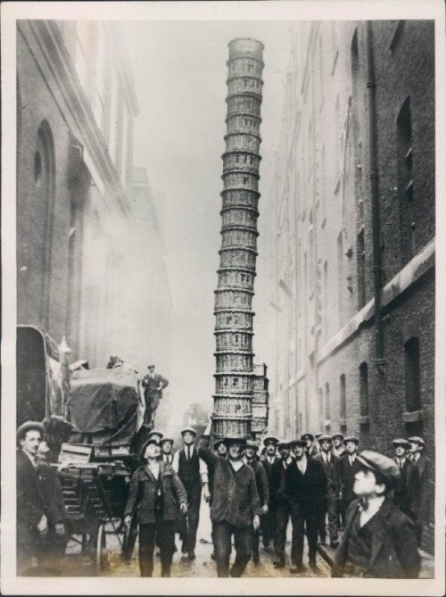 a-bygone-era:Basket seller in Covent Garden, London, 1930