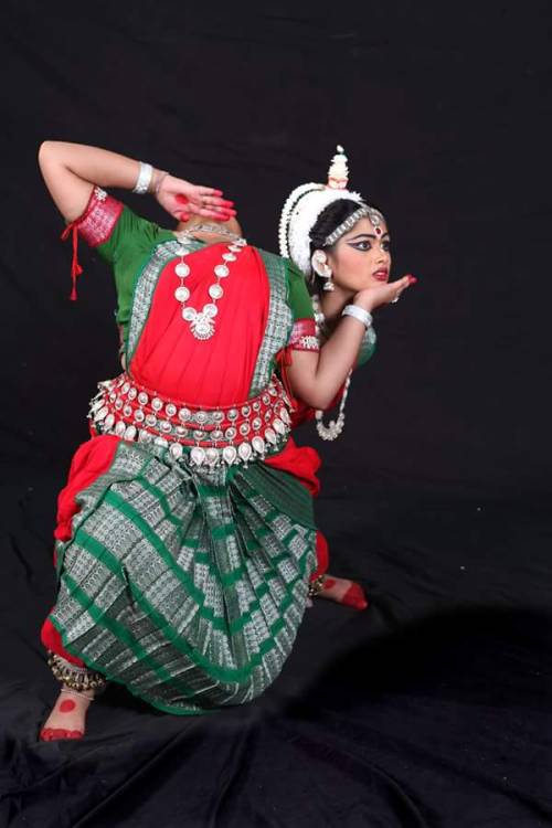 Odissi dancers possing as Chinnamastha Devi, photo by Shibam Gosh