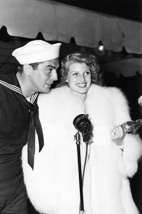 Victor Mature was Rita Hayworth’s date for the premiere of her film Tales of Manhattan, 1942. 