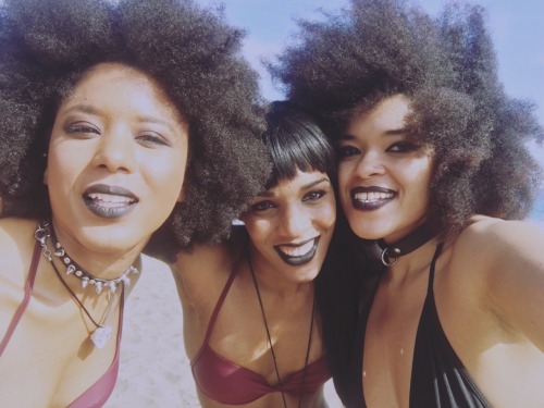 blaquejet: Afrogoth girls at the beach! 