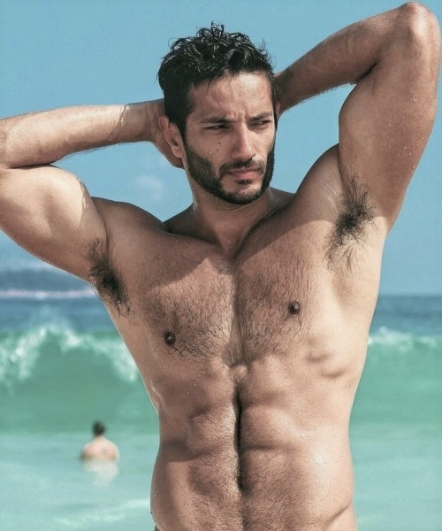 adammitchlove: Sexy man with hot hairy pits 