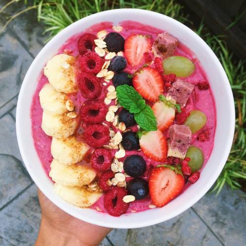 alysaslifestyle:blackberries making my #vegan smoothie bowl super pink ⚡️ ✨ blackberry smoothie bo