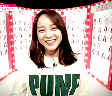 Sohye voting for Sejeong as the most beautiful trainee. 