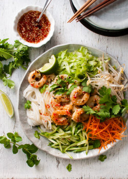 do-not-touch-my-food:    Vietnamese Garlic Shrimp Noodle Salad  
