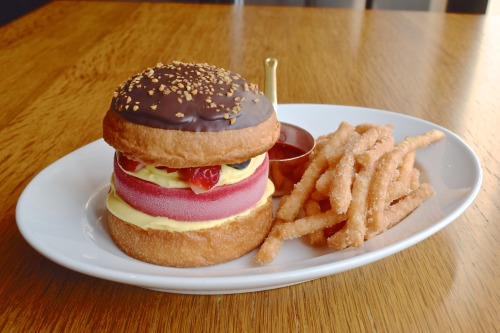 Don’t Run, Japanese Ice Cream Burger Sounds Awful,Tastes Delicious