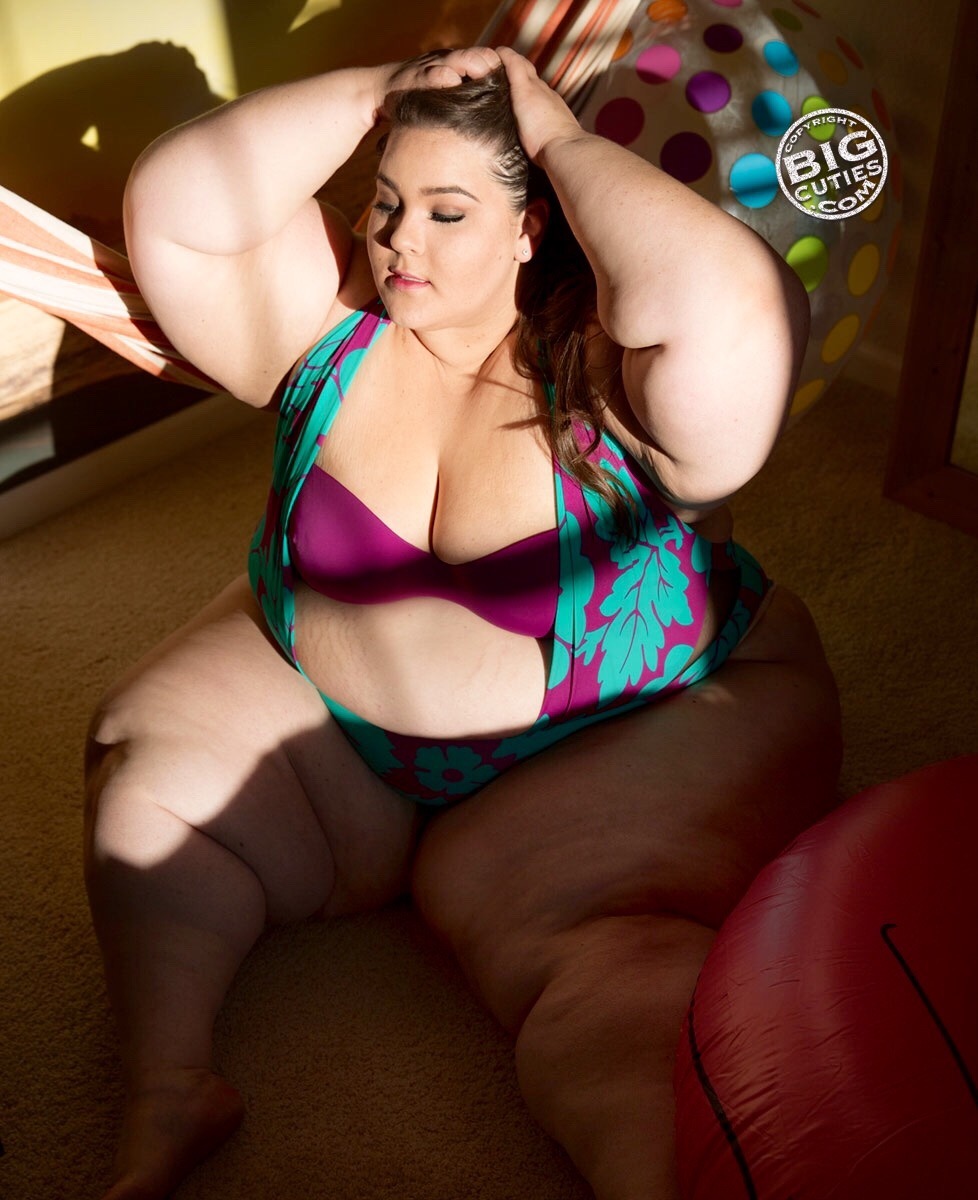 What&rsquo;s bigger, rounder, and bouncier than a beach ball? Me!!!   See the