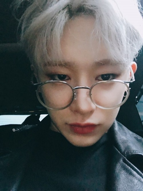 Wonho :  이 세상 모든별을 다모아도 너만큼 빛이날수 있을까 몬베베..? 