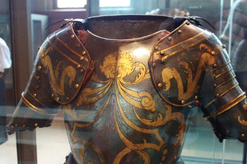 barbucomedie:Ornate breast plate and pauldrons on display at the Musee d'Armee in Paris.