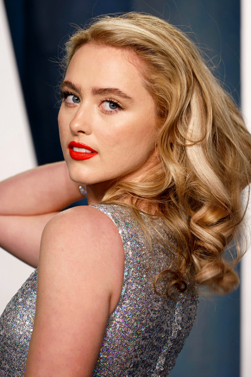 kathryndaily: KATHRYN NEWTON2022 | Vanity Fair Oscar PartySilvery glitter evening gown - a gala ni