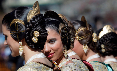 espill:dupionianddamask:sartorialadventure:Hairstyle of the traditional fallera costume, Valencia, S