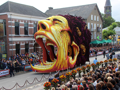 cleophatracominatya: culturenlifestyle: Annual Parade in the Netherlands Pays Homage to Vincent van 