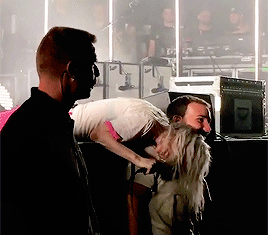 tayleyshipper:Hayley singing “Misery Business” on the security guard’s shoulder (he didn’t mind at a