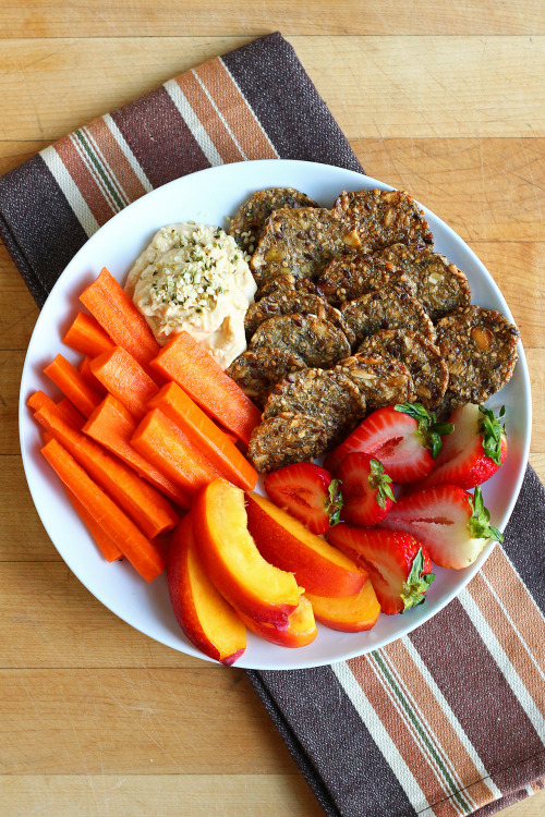 garden-of-vegan: Mary’s Super Seed Crackers and carrot sticks with roasted garlic hummus and hemp se