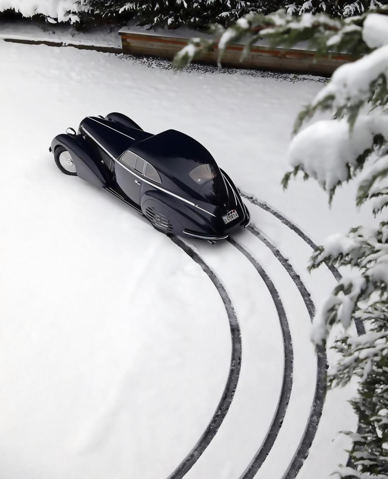 The 1938 Alfa Romeo 8C 2900B Lungo Touring Berlinetta plowing through the snow.
The Italian firm gradually turned away from circuits to focus on road events and in particular the most prestigious of the moment: the “Mille Miglia”. The 8C 2900 was...