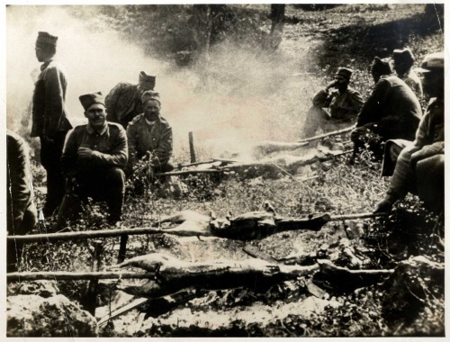 Serbian soldiers preparing lunch on the Thessalonian front, World War I (Serbian Archive)