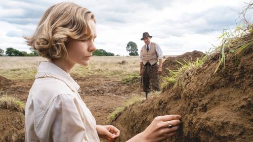 perioddramaloversspain:First pics of The Dig. Upcoming Netflix film about an archaeologist who embar